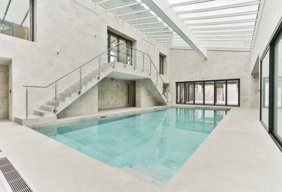Movable floor for private pools