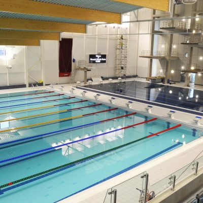 Movable floor in diving pit