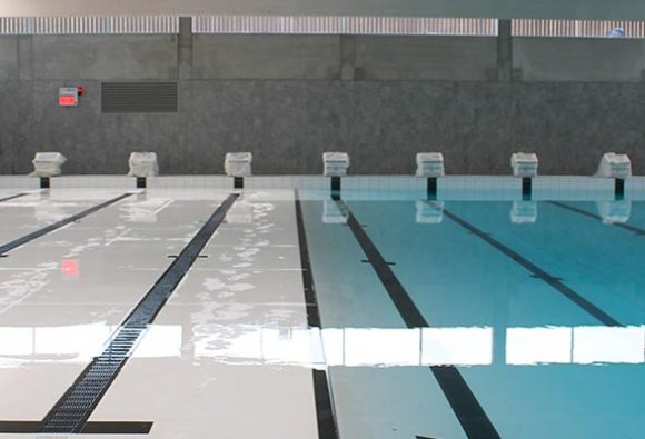 Two movable floors for Belgian swimming pool