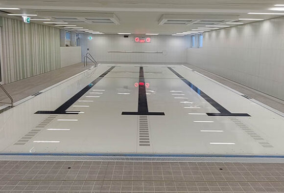 Double movable floor for therapy pool