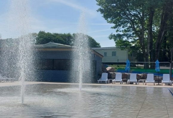 Movable floor with fountain features for outdoor pool