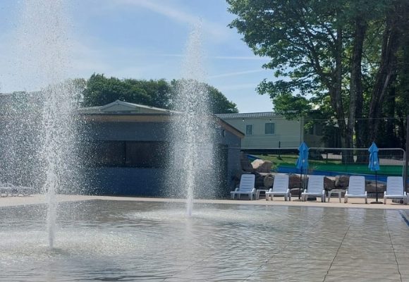 Movable floor with fountain features for outdoor pool